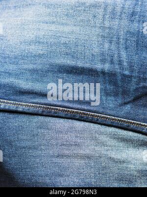 gros plan sur l'espace abstrait de la texture denim blanc bleu clair naturel propre pour l'arrière-plan professionnel traditionnel dans des couleurs vives et froides avec diag Banque D'Images