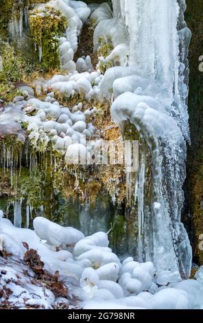 Icicles sur une roche à tuf de mousse sur le Märzenbach près de Reutlingen-Mittelstadt Banque D'Images