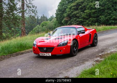 2004 Red Vauxhall Vx220 roadster Turbo 5 vitesses manuelle coupé essence 1998cc, en route KLMC The Cars The Star Show à Holker Hall & Gardens, Grange-over-Sands, Royaume-Uni Banque D'Images