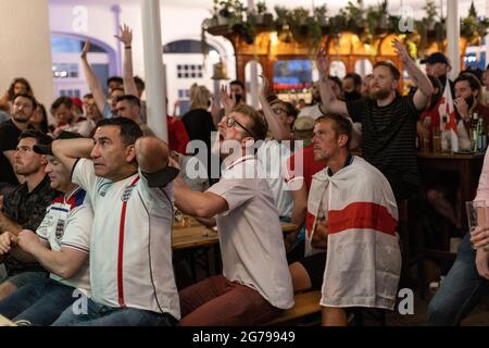 Les fans de football anglais regardent la finale EURO20 entre l'Angleterre et l'Italie dans un pub à Vauxhall, Londres, Angleterre, Royaume-Uni Banque D'Images