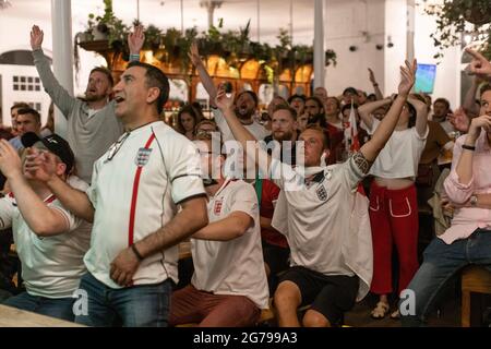 Les fans de football anglais regardent la finale EURO20 entre l'Angleterre et l'Italie dans un pub à Vauxhall, Londres, Angleterre, Royaume-Uni Banque D'Images