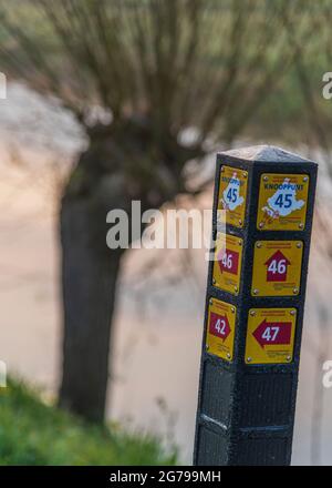 Impressions d'une randonnée printanière au lever du soleil et au brouillard dans le sud de la Hollande, dans la région d'Alblasserwaard Vijfheerenlanden près de Kinderdijk: Indications de la route de randonnée Banque D'Images