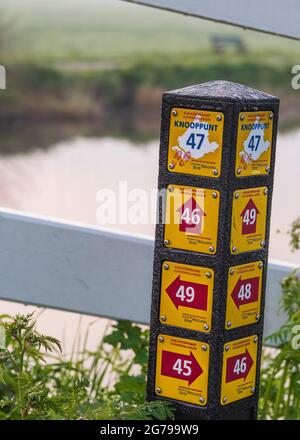 Impressions d'une randonnée printanière au lever du soleil et au brouillard dans le sud de la Hollande, dans la région d'Alblasserwaard Vijfheerenlanden près de Kinderdijk: Indications de la route de randonnée Banque D'Images