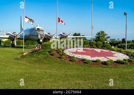 CP-107 Argus Airplane au parc patrimonial de la Force aérienne à Summerside, Île-du-Prince-Édouard, Canada. Banque D'Images
