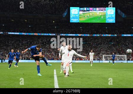 Londres, Royaume-Uni. 11 juillet 2021. Federico CHIESA (ITA), action, duels contre Luke SHAW (ENG). Final, match M51, Italie (ITA) - Angleterre (ENG) le 07/11/2021 à Londres/Wembley Stadium. Football Euro 2020 de 11.06.2021 à 11.07.2021. Photo; Marvin Guengoer/GES/Pool via Sven Simon Fotoagentur GmbH & Co. Photo de presse KG # Prinzess-Luise-Str. 41 # 45479 M uelheim/R uhr # Tél 0208/9413250 # Fax. 0208/9413260 # GLS Banque # BLZ 430 609 67 # compte 4030 025 100 # IBAN DE75 4306 0967 4030 0251 00 # BIC GENODEM1GLS # www.svensimon.net. Credit: dpa Picture Alliance/Alay Live News Banque D'Images