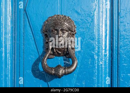 Frappeur de porte à Casa Consistorial ou hôtel de ville, Holguin, Cuba, Nov. 2016 Banque D'Images