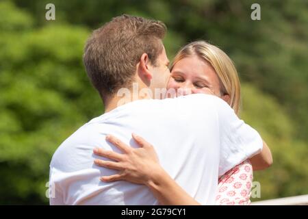 Oldenburg, Allemagne. 03ème juillet 2021. ILLUSTRATION - UNE femme et un homme embrassent (scène posée). Credit: Mohssen Assanimoghaddam/dpa/Alay Live News Banque D'Images