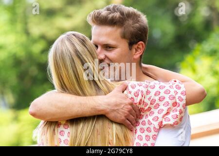 Oldenburg, Allemagne. 03ème juillet 2021. ILLUSTRATION - UNE femme et un homme embrassent (scène posée). Credit: Mohssen Assanimoghaddam/dpa/Alay Live News Banque D'Images