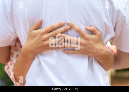 Oldenburg, Allemagne. 03ème juillet 2021. ILLUSTRATION - UNE femme et un homme embrassent (scène posée). Credit: Mohssen Assanimoghaddam/dpa/Alay Live News Banque D'Images