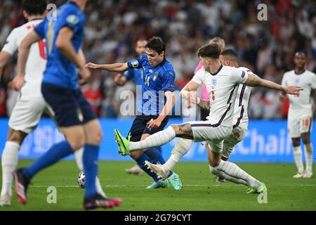 Londres, Royaume-Uni. 11 juillet 2021. Federico CHIESA (ITA), action, duels contre John STONES (ENG). Final, match M51, Italie (ITA) - Angleterre (ENG) le 07/11/2021 à Londres/Wembley Stadium. Football Euro 2020 de 11.06.2021 à 11.07.2021. Photo; Marvin Guengoer/GES/Pool via Sven Simon Fotoagentur GmbH & Co. Photo de presse KG # Prinzess-Luise-Str. 41 # 45479 M uelheim/R uhr # Tél 0208/9413250 # Fax. 0208/9413260 # GLS Banque # BLZ 430 609 67 # compte 4030 025 100 # IBAN DE75 4306 0967 4030 0251 00 # BIC GENODEM1GLS # www.svensimon.net. Credit: dpa Picture Alliance/Alay Live News Banque D'Images