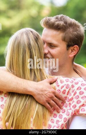 Oldenburg, Allemagne. 03ème juillet 2021. ILLUSTRATION - UNE femme et un homme embrassent (scène posée). Credit: Mohssen Assanimoghaddam/dpa/Alay Live News Banque D'Images