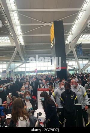 Photo prise avec l'autorisation du flux twitter de @KTWylie des files d'attente aux départs du terminal 5 de Heathrow. Les passagers de Heathrow ont dû faire de longues files d'attente lundi en raison de l'auto-isolement du personnel de sécurité, a déclaré l'aéroport. Date de la photo: Lundi 12 juillet 2021. Banque D'Images