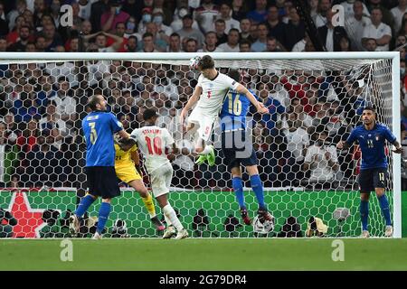 Londres, Royaume-Uni. 11 juillet 2021. Goalchance, tête John STONES (ENG), action, duels contre Bryan CRISTANE (ITA). Li: Giorgio CHIELLINI (ITA), Raheem STERLING (ENG). Final, match M51, Italie (ITA) - Angleterre (ENG) le 07/11/2021 à Londres/Wembley Stadium. Football Euro 2020 de 11.06.2021 à 11.07.2021. Photo; Marvin Guengoer/GES/Pool via Sven Simon Fotoagentur GmbH & Co. Photo de presse KG # Prinzess-Luise-Str. 41 # 45479 M uelheim/R uhr # Tél 0208/9413250 # Fax. 0208/9413260 # GLS Banque # BLZ 430 609 67 # compte 4030 025 100 # IBAN DE75 4306 0967 4030 0251 00 # BIC GENODEM1GLS # www.svensimon.net. Crédit : Banque D'Images