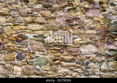 Mur de gravats médiévaux de grès colorés au Prieuré de St David dans la ville de St David Pembrokeshire au sud du pays de Galles du Royaume-Uni Banque D'Images