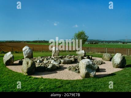 Découvrez la NNE du cercle de pierres Cullerlie, excavé et restauré, Aberdeenshire, Écosse, Royaume-Uni, un anneau de 10,2 m de 8 blocs verticaux contenant 8 bordures de cairns Banque D'Images