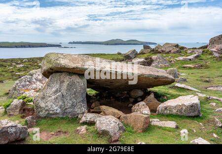 Coetan Arthur ou Arthur's Quoit les vestiges d'une chambre funéraire néolithique sur St David's Head dans Pembrokeshire Royaume-Uni en regardant vers l'île Ramsey Banque D'Images