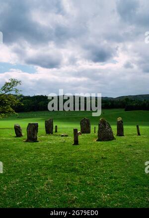 En regardant les six pierres de Kinnell Bronze Age cercle de pierre situé dans le parc SW de Kinnell House, Killin, Stirling, Écosse, Royaume-Uni. Banque D'Images