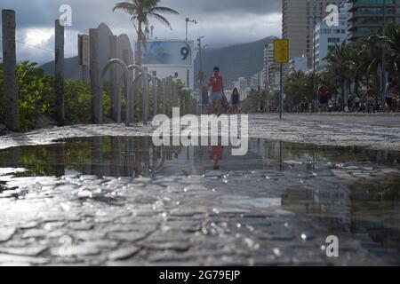 Grande puddle d'eau après la pluie reflétant deux Frères montagne (Dais Irmaos) au trottoir près de la plage d'Ipanema/Leblon à Rio de Janeiro, Brésil. Leica M10 Banque D'Images