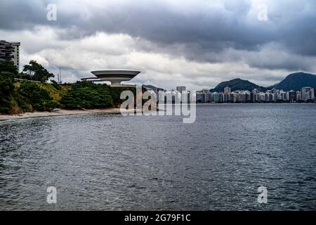 MAC Niteroi. Musée d'Art contemporain de Niteroi. L'architecte Oscar Niemeyer. Niteroi ville, Etat de Rio de Janeiro / Brésil Amérique du Sud Banque D'Images