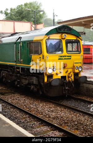 Freightliner classe 66 diesel-électrique loco no 66616 à la station Bradford-on-Avon par temps humide.17th août 2014. Banque D'Images