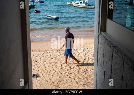 Plage d'Ossos à Armaço dos Buzios, une station balnéaire brésilienne. Il est connu comme une destination de vacances haut de gamme avec de nombreuses plages, avec des baies calmes avec des sports nautiques et un site de surf Banque D'Images