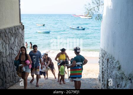 Plage d'Ossos à Armaço dos Buzios, une station balnéaire brésilienne. Il est connu comme une destination de vacances haut de gamme avec de nombreuses plages, avec des baies calmes avec des sports nautiques et un site de surf Banque D'Images