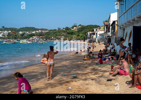 Plage d'Ossos à Armaço dos Buzios, une station balnéaire brésilienne. Il est connu comme une destination de vacances haut de gamme avec de nombreuses plages, avec des baies calmes avec des sports nautiques et un site de surf Banque D'Images