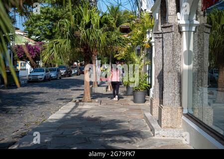 La célèbre rue Stone (Rua das Pedras) à Buzios, au Brésil, regorge de boutiques et de restaurants et est un lieu touristique populaire la nuit. Banque D'Images