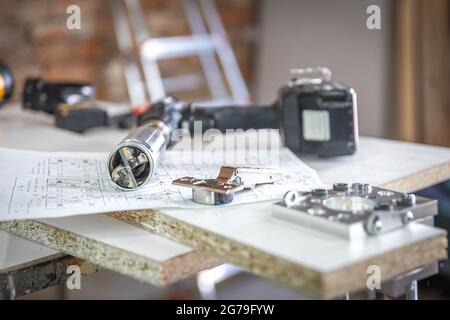 Gros plan du dispositif de perçage de précision et des autres outils de menuisier. Banque D'Images