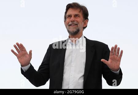 Cannes. 12 juillet 2021. Le réalisateur Nanni Moretti pose pendant la séance photo du film 'Tre Piani' (trois étages) au 74e Festival annuel de Cannes, à Cannes, France, le 12 juillet 2021. Credit: Xinhua/Alay Live News Banque D'Images