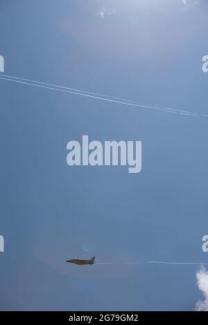 Les avions Alphajet de l'équipe acrobatique française Patrouille de France (PAF) survolent Paris, lors d'une séance d'entraînement avant le défilé du 14 juillet, le 12 juillet 2021. Photo de Raphael Lafargue/ABACAPRESS.COM Banque D'Images