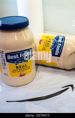 Pots de mayonnaise Best Foods livrés par Amazon, Etats-Unis Banque D'Images