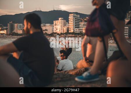 Un endroit magique: Les gens applaudissent quand le soleil se couche à Arpoador rocher avec vue sur la plage d'Ipanema et les montagnes de Morro Dois Irmaos et Leblon dans le dos. Appareil-photo: Leica M10 Banque D'Images