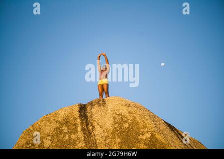 Un endroit magique: Les gens applaudissent quand le soleil se couche à Arpoador rocher avec vue sur la plage d'Ipanema et les montagnes de Morro Dois Irmaos et Leblon dans le dos. Appareil-photo: Leica M10 Banque D'Images