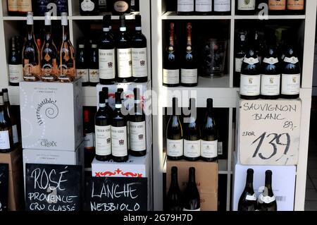 Copenhague, Danemark. 12July 2021, Franco Serra vin bootle et plus d'autres bouteilles de vin sur le shelv pouir vente dans la boutique de vin dans la capitale danoise. (Photo..F Banque D'Images