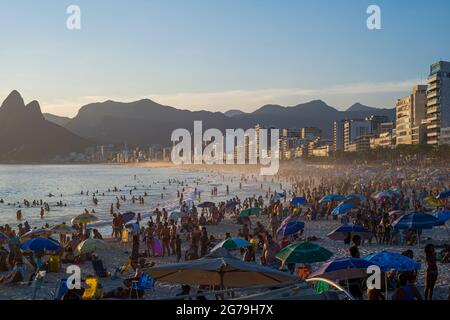 Un endroit magique: Les gens applaudissent quand le soleil se couche à Arpoador rocher avec vue sur la plage d'Ipanema et les montagnes de Morro Dois Irmaos et Leblon dans le dos. Appareil-photo: Leica M10 Banque D'Images