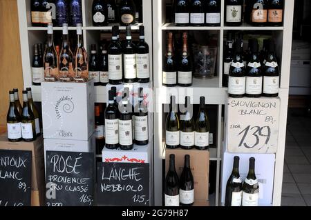 Copenhague, Danemark. 12July 2021, Franco Serra vin bootle et plus d'autres bouteilles de vin sur le shelv pouir vente dans la boutique de vin dans la capitale danoise. (Photo..F Banque D'Images