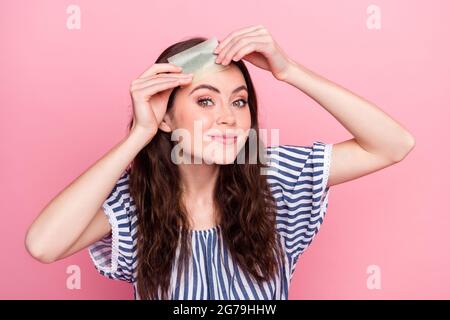 Photo de belle optimiste brune dame peau propre porter robe bleue isolée sur fond rose Banque D'Images