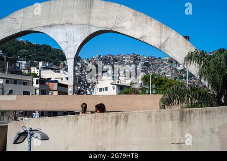 Le pont piétonnier en béton armé menant à la Rocinha favela en arrière-plan a été conçu par l'architecte brésilien Oscar Niemeyer. Banque D'Images