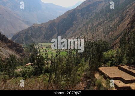 Terrasses agricoles construites sur le côté de la montagne Patacancha menant à la vallée sacrée dans les Andes du Pérou Banque D'Images