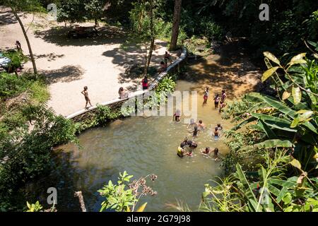 Belle cascade appelée 'Cascatinha Taunay' sur la nature verte dans la forêt tropicale de l'Atlantique, parc national de la forêt de Tijuca à Alto da Boa Vista, Rio de Janeiro, Brésil Banque D'Images