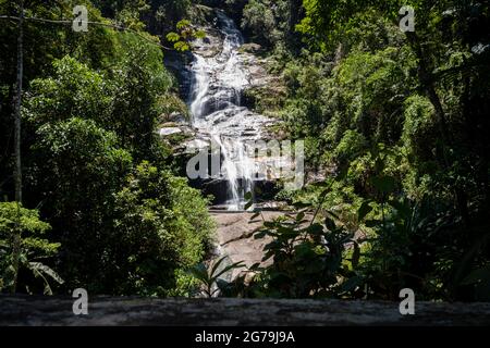 Belle cascade appelée 'Cascatinha Taunay' sur la nature verte dans la forêt tropicale de l'Atlantique, parc national de la forêt de Tijuca à Alto da Boa Vista, Rio de Janeiro, Brésil Banque D'Images