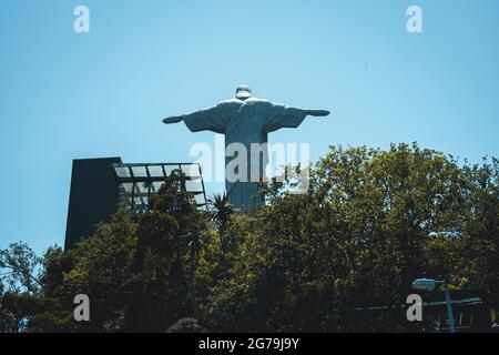 La statue du Christ Rédempteur, créée par le sculpteur français Paul Landowski et construite entre 1922 et 1931 au sommet du mont Corcovado à Rio de Janeiro, au Brésil. Banque D'Images