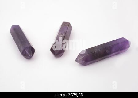 Violet Amethyst points, pierres gemmes utilisées pour la guérison photographiées sur fond blanc Banque D'Images