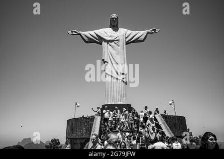 Beaucoup de touristes à la statue du Christ Rédempteur (Cristo Redentor) au sommet de la montagne du Corcovado à Rio de Janeiro, au Brésil. Banque D'Images