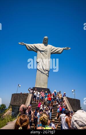 Beaucoup de touristes à la statue du Christ Rédempteur (Cristo Redentor) au sommet de la montagne du Corcovado à Rio de Janeiro, au Brésil. Banque D'Images