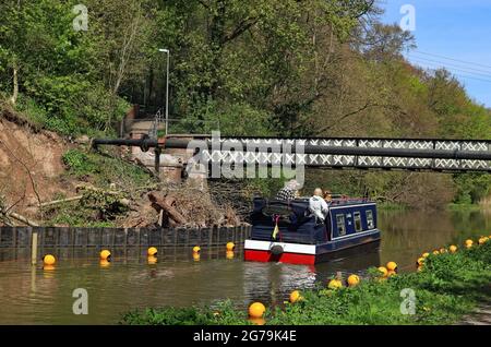 Un bateau étroit qui passait devant la colline de suie sur le canal Trent et Mersey qui a suivi la tempête Cristoph en janvier 2021. Banque D'Images