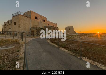 Vue au coucher du soleil sur le Crusader et plus tard la forteresse ottomane de Migdal Tsedek, aujourd'hui un parc national, centre d'Israël Banque D'Images