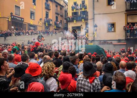 Danse des Guites (mules folkloriques) dans les Tirabols au festival Patum de Berga, patrimoine culturel immatériel mondial de l'UNESCO (Catalogne, Espagne) Banque D'Images