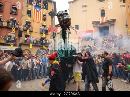 Danse des Guites (mules folkloriques) dans les Tirabols au festival Patum de Berga, patrimoine culturel immatériel mondial de l'UNESCO (Catalogne, Espagne) Banque D'Images